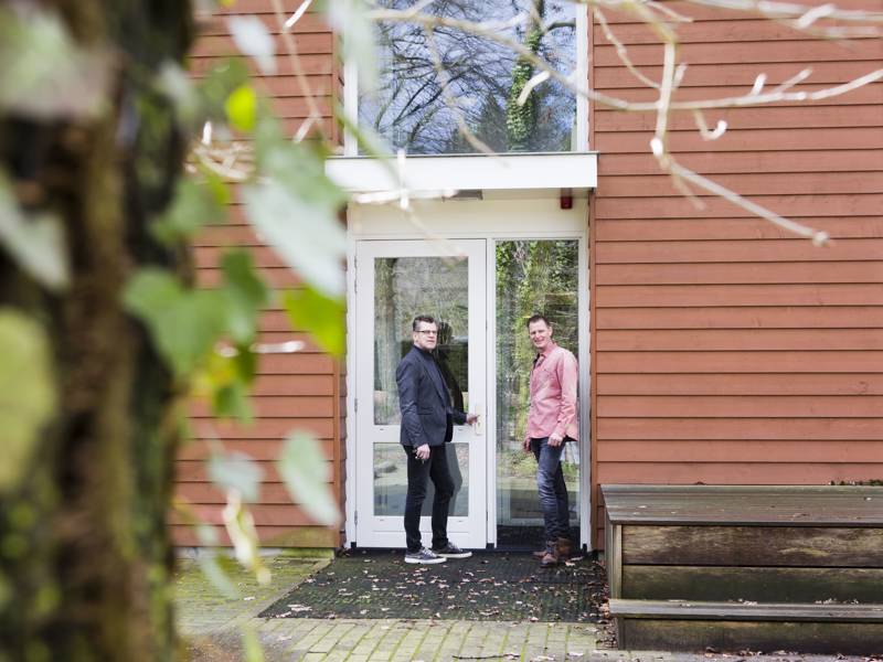 De ingang van de locatie.