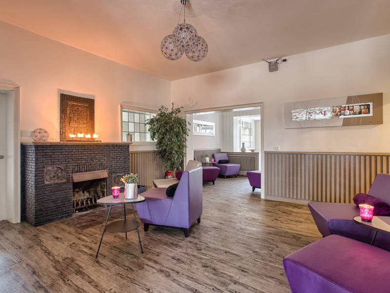 mooie-huiskamer-met-knusse-haard