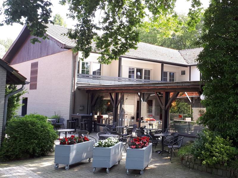 Schitterend-ruim-terras-naast-de-groepsaccommodatie
