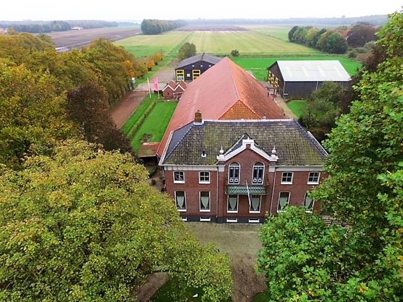 De groepsaccommodatie van bovenaf.