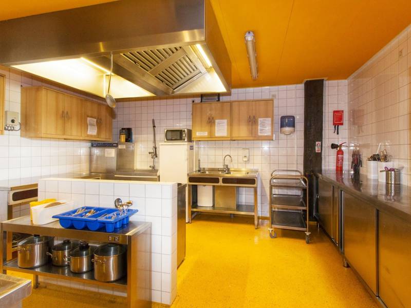 Een grote en professionele keuken.