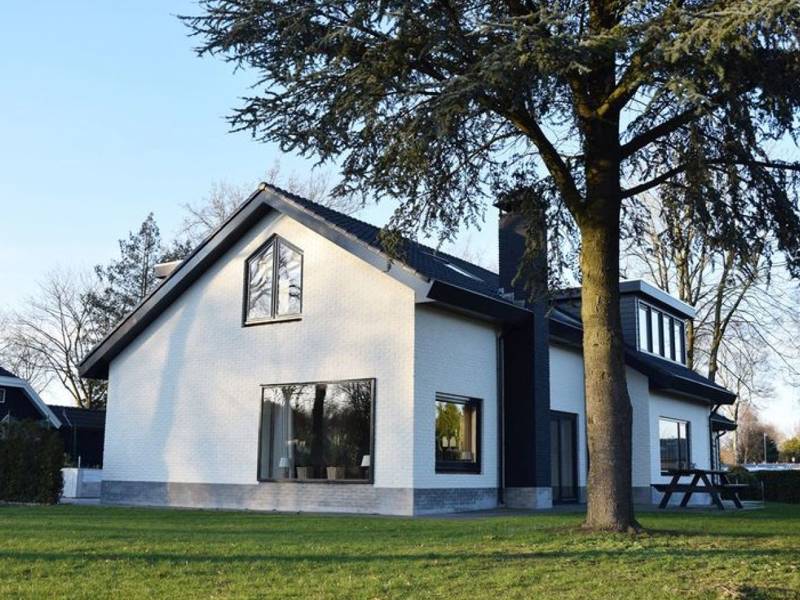 De zijkant van de groepsaccommodatie