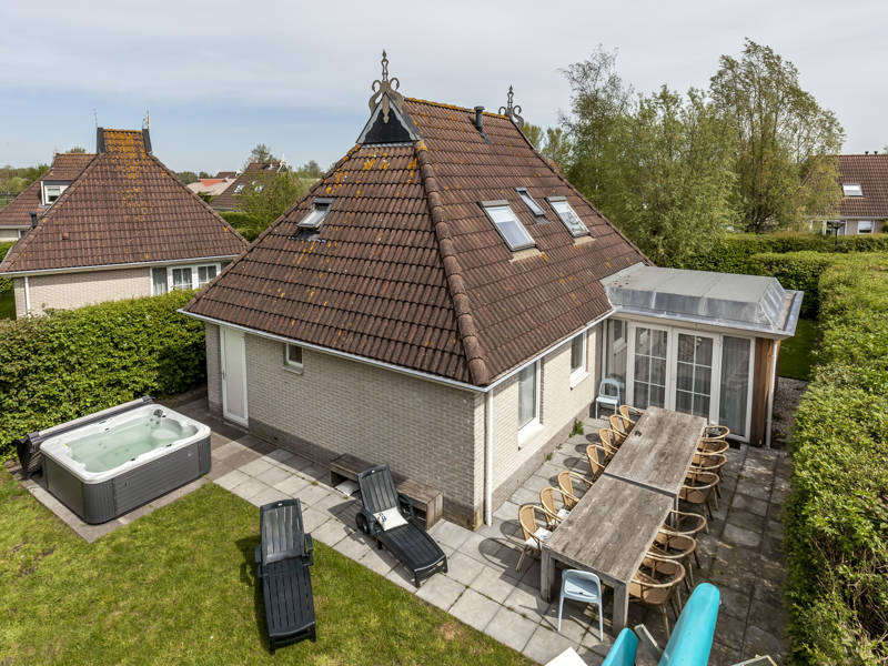 De accommodatie van bovenaf.