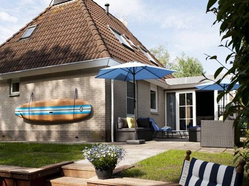 De tuin met veel privacy en ligging aan het water