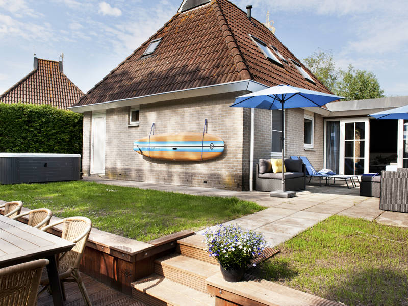 Achtertuin met jacuzzi 
