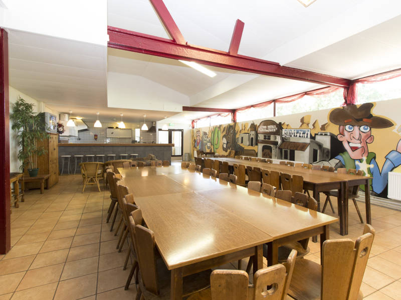 Een ruime eetkamer