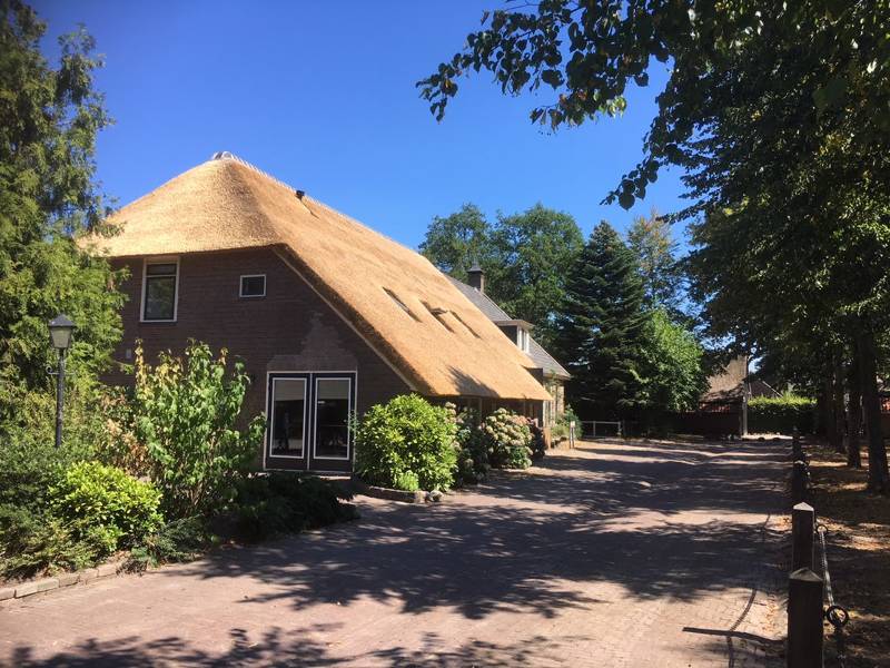 De accommodatie bekeken vanaf de zijkant.