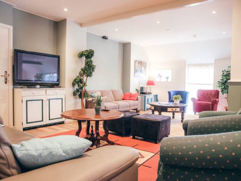 Een huiskamer met een tv.