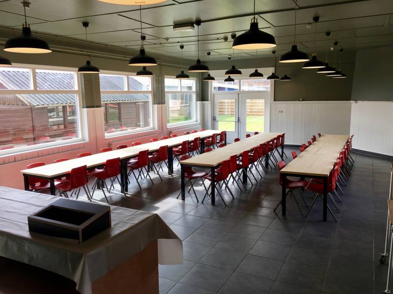 De ruime eetzaal.