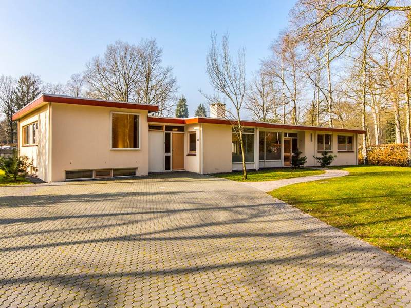 Vooraanzicht van het groepsverblijf.