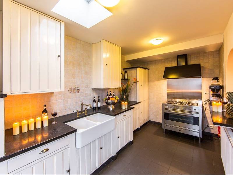 Een zeer moderne kookgelegenheid.