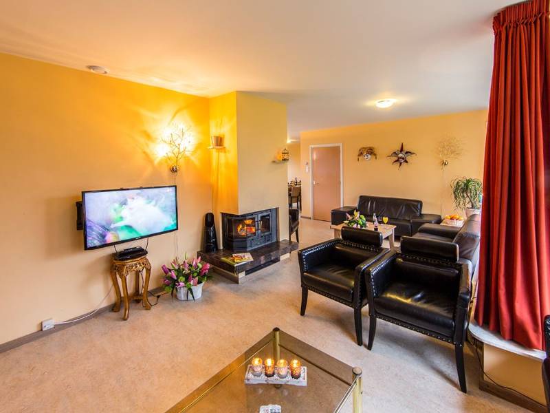 Een prachtige huiskamer met een tv.