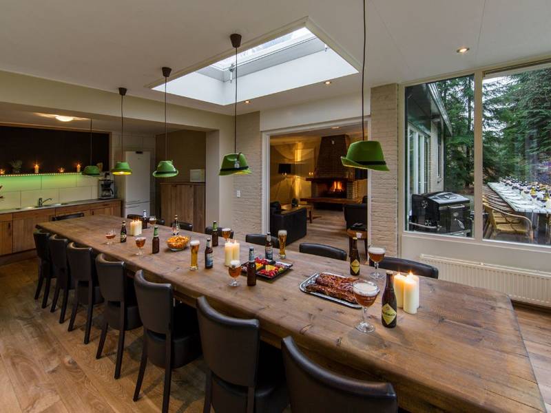 De gezellige eetzaal.