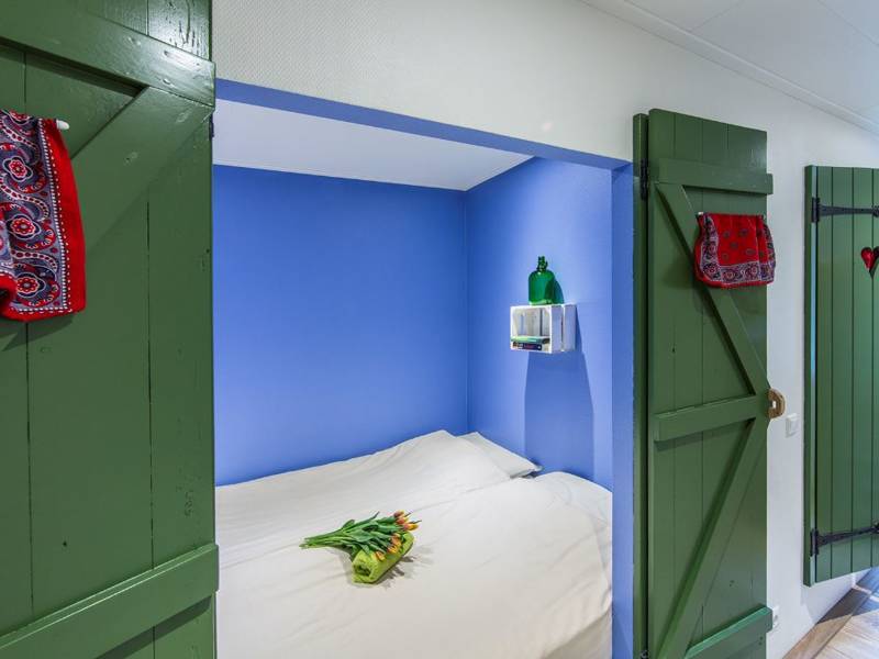 Een schattig tweepersoonsbed in een kast.