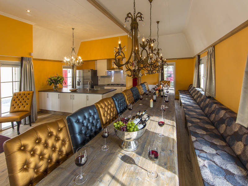 Een schitterende huiskamer met kroonluchters.