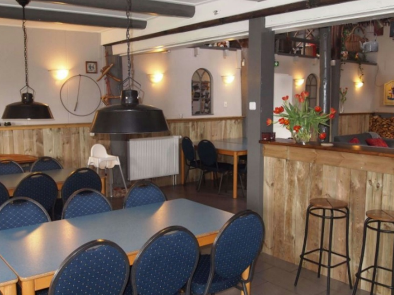 De eetruimte met een bar en krukken.
