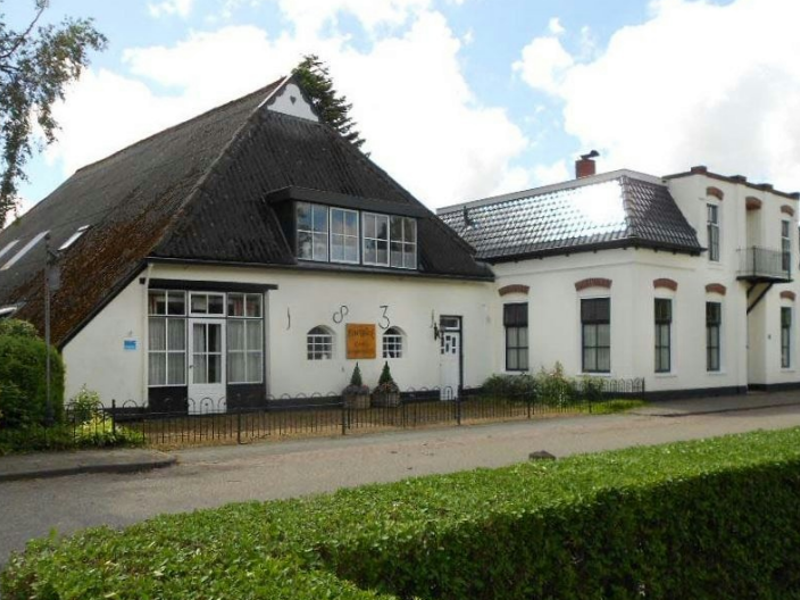 Het groepsverblijf van voren.