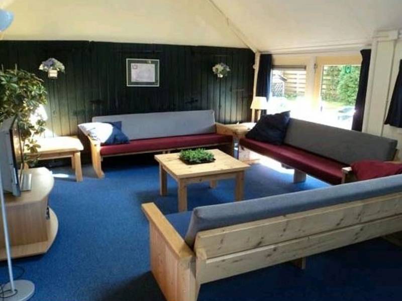 De woonkamer met een televisie.