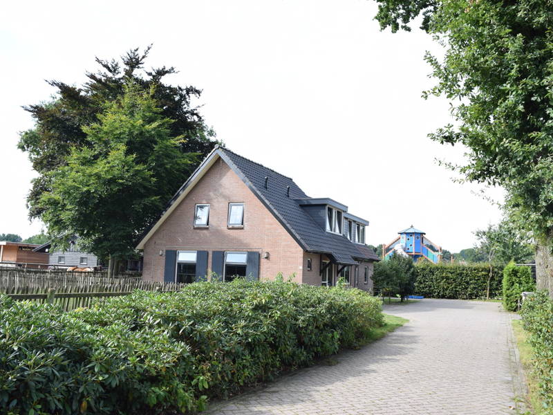De oprijlaan.