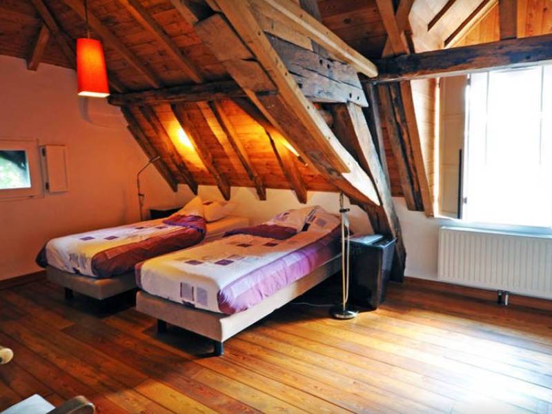 Een mooie slaapkamer met twee bedden.
