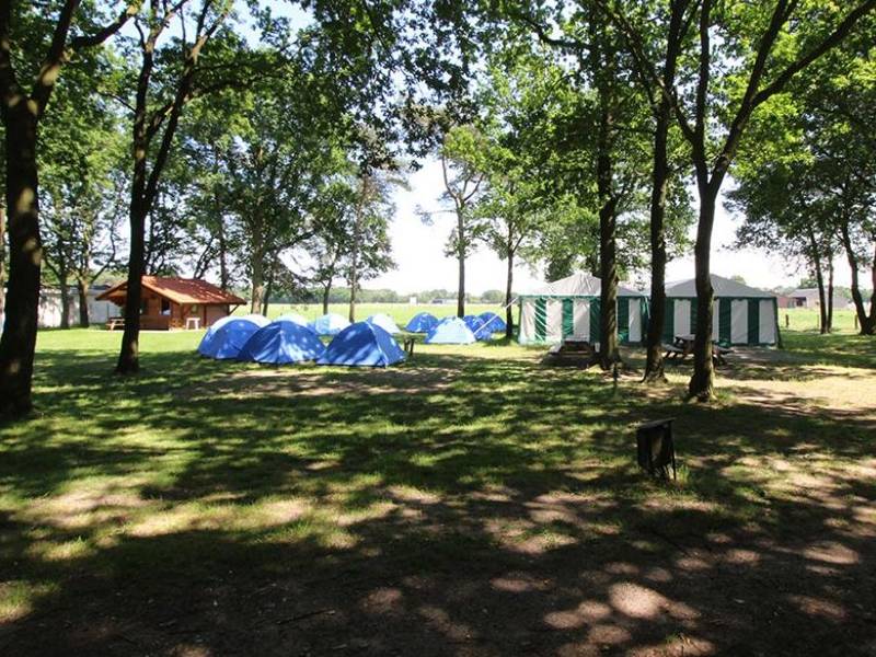 Veel ruimte op het kamp.
