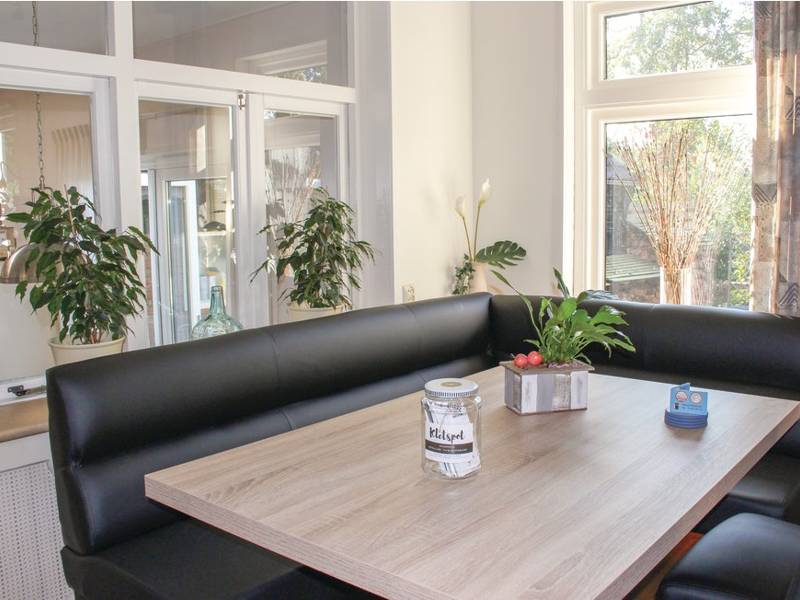 Een houten tafel aan het raam.