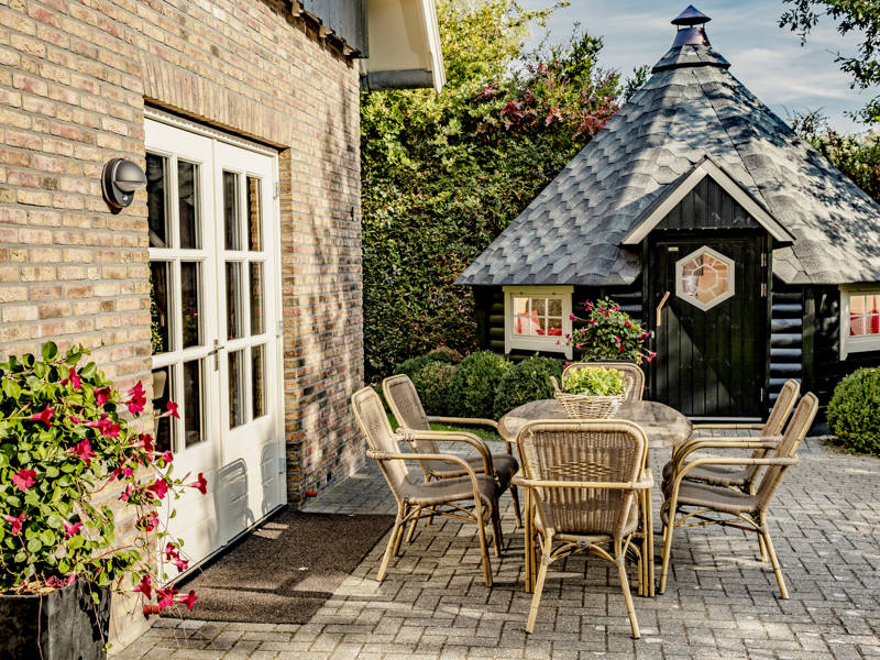 Een terras met tuinmeubels.