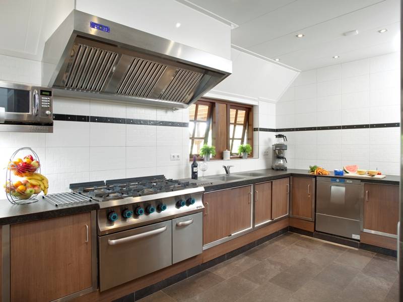 Een ruime horeca keuken.
