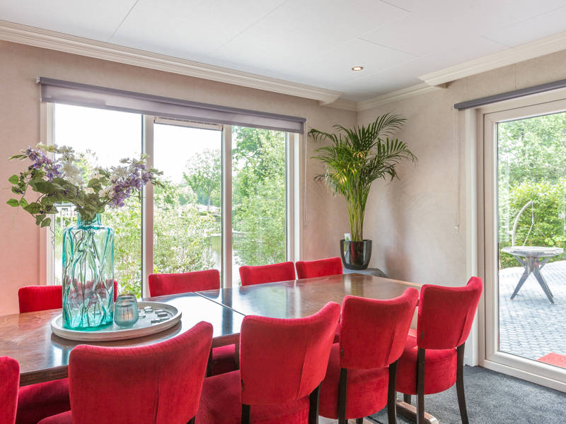 Een goed belichte eetruimte.