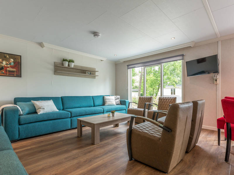 Een lange blauwe hoekbank