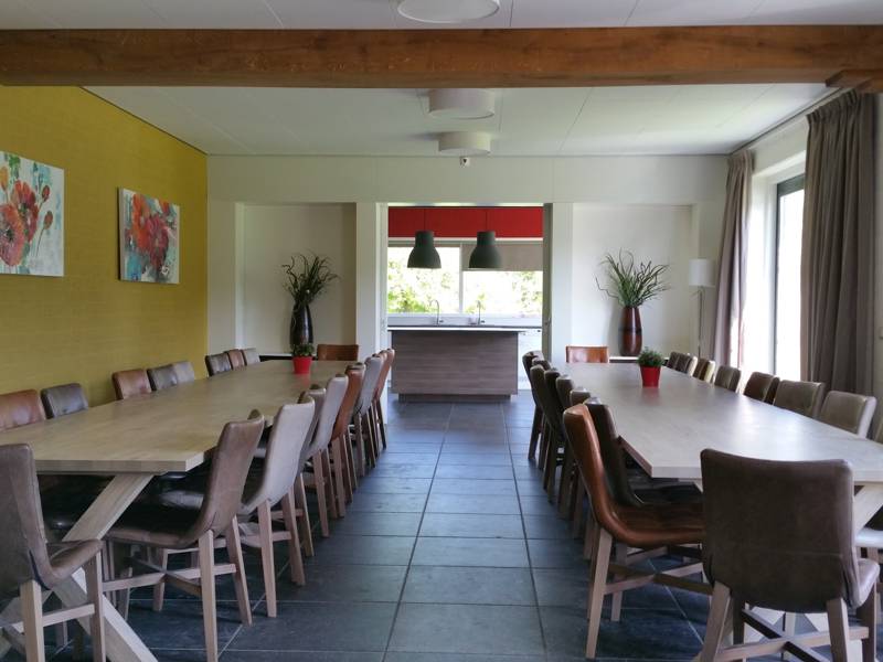 Een ruime eetkamer.
