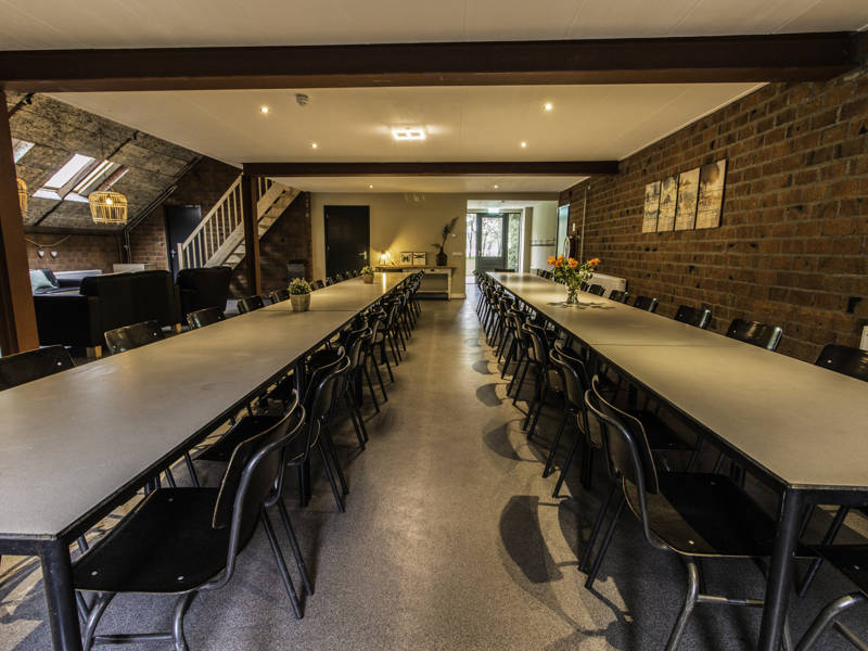 De ruime eetzaal.