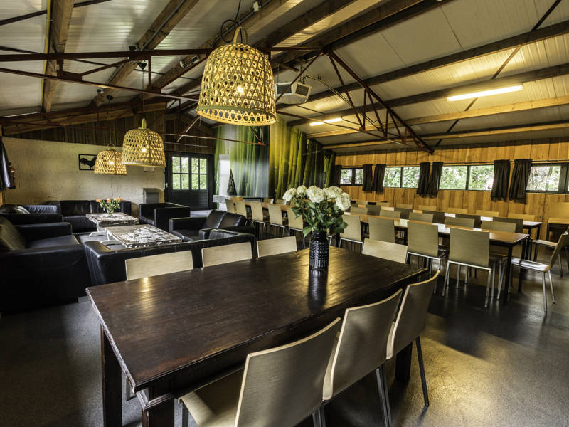 Mooie houten eettafels.