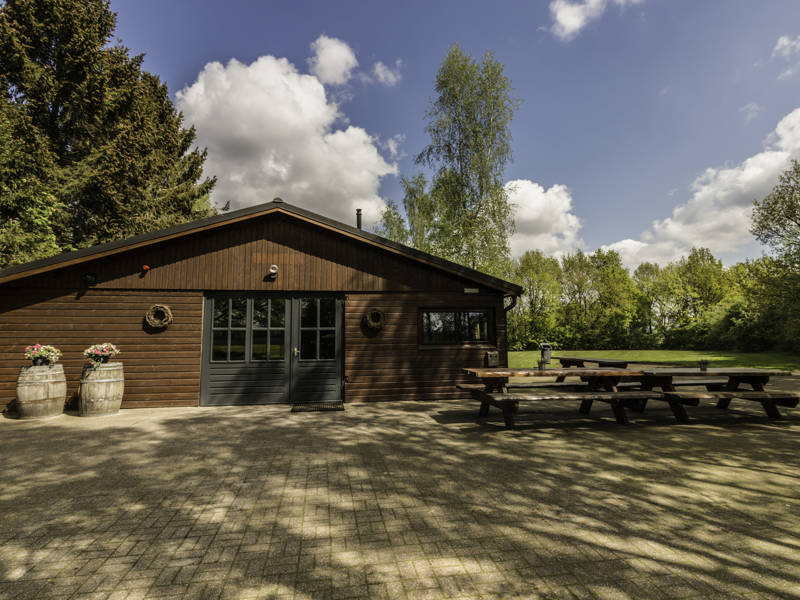 De hoofdingang van de accommodatie.