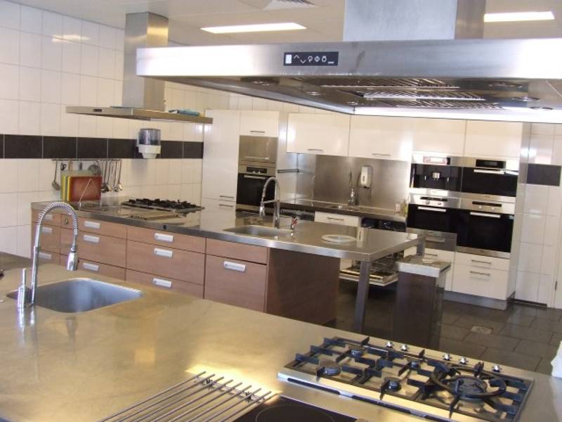 Een ruime horeca keuken.