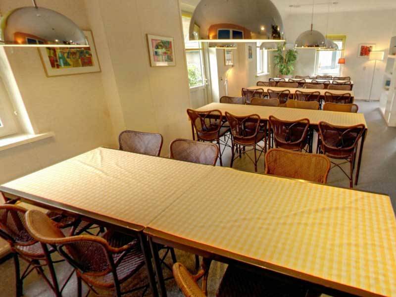 De eetzaal met warme kleuren.
