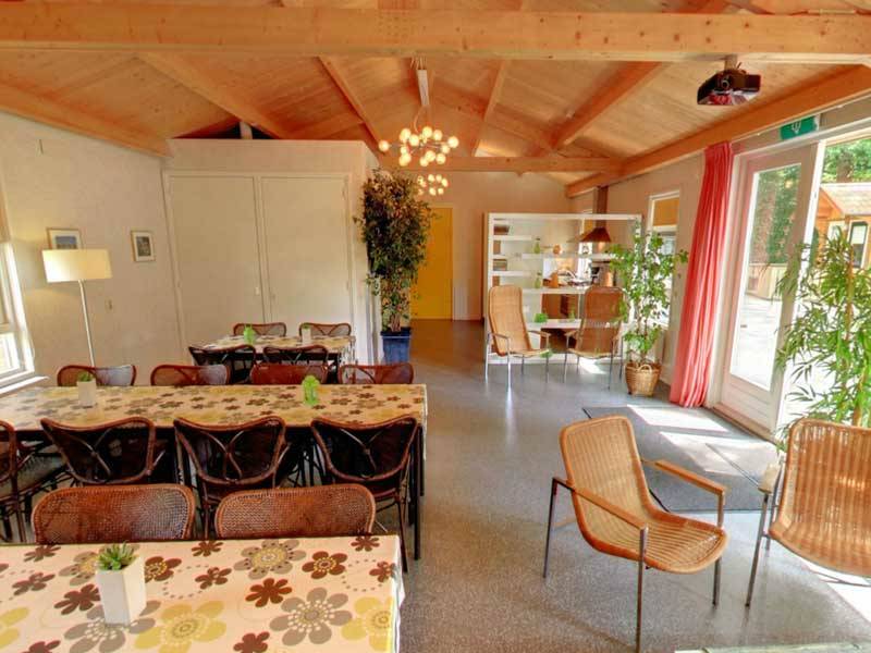 De eetkamer.