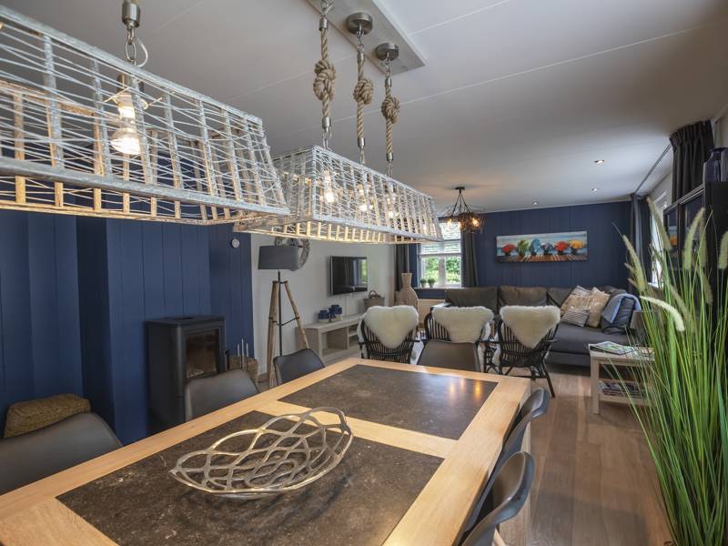 Een moderne houten eettafel.