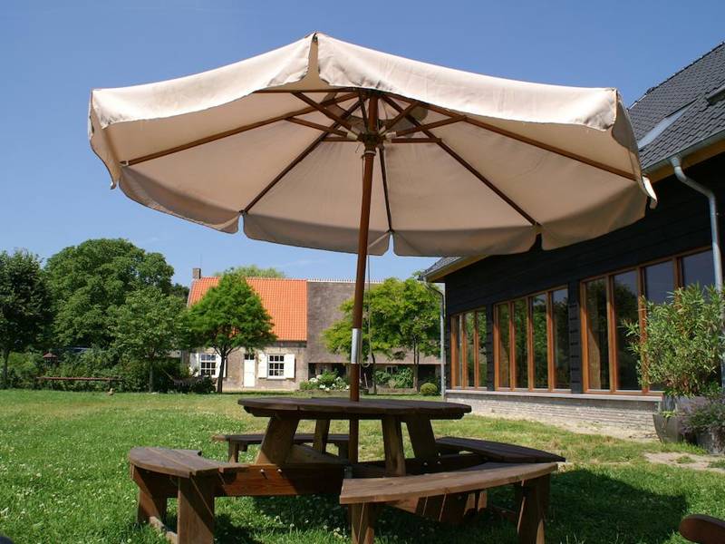 Een picknicktafel met een parasol.