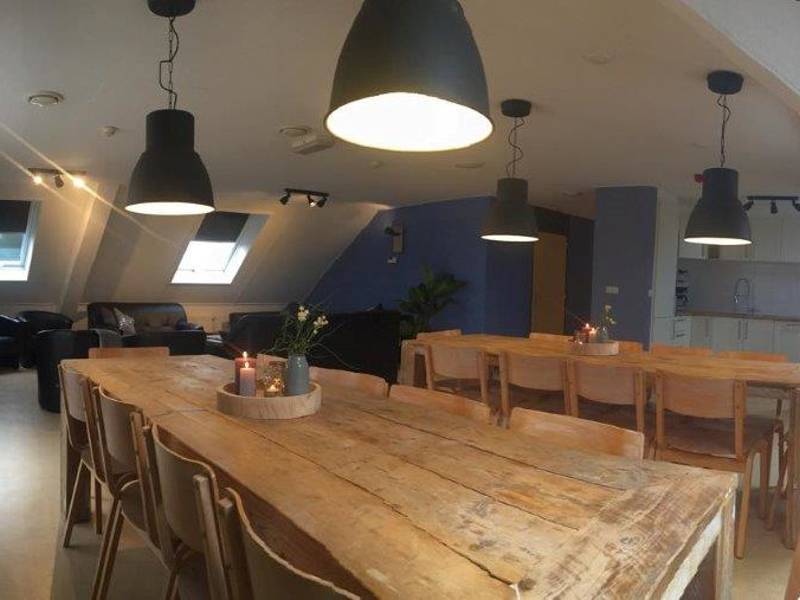 Een lange houten eettafel.