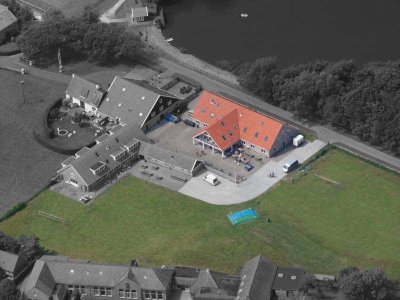 De accommodatie van bovenaf.