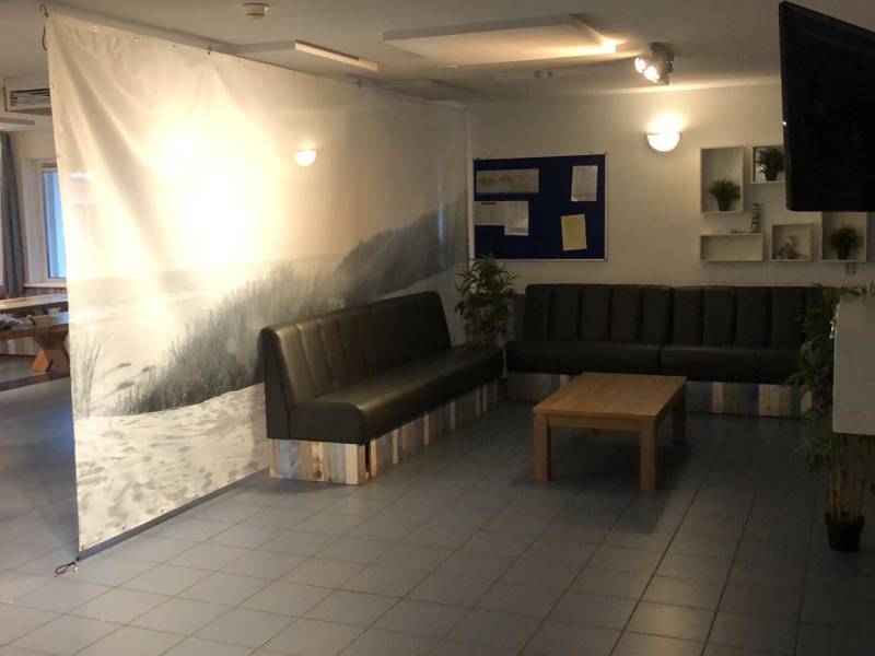 De sfeervolle huiskamer.