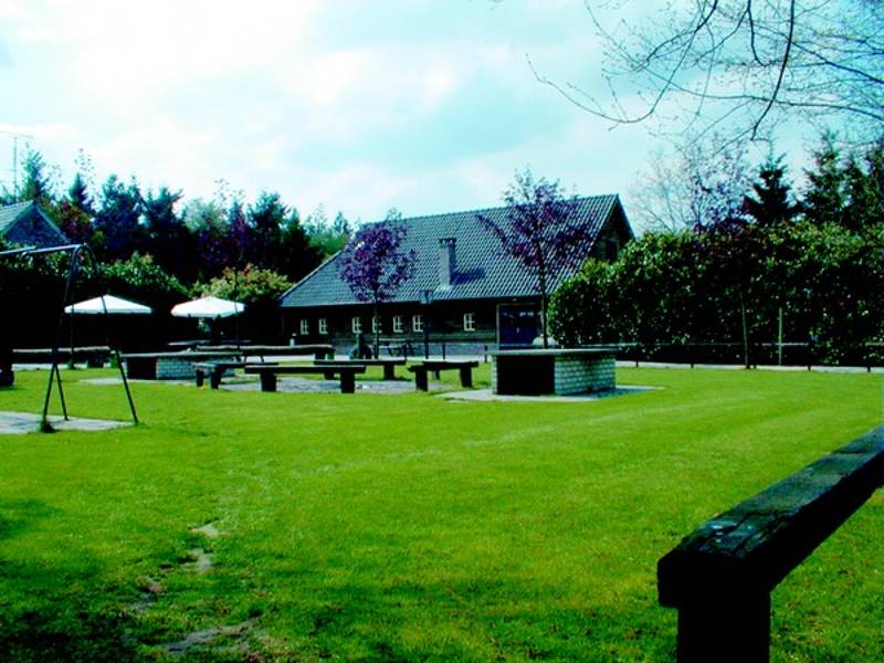De tuin en terras van het groepsverblijf