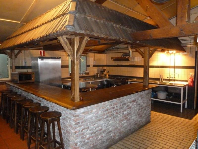 De bar met krukken.