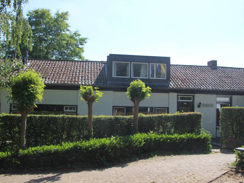 De voorkant van het groepsverblijf.