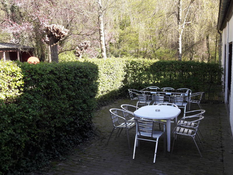 De tuin met terrasmeubels. 