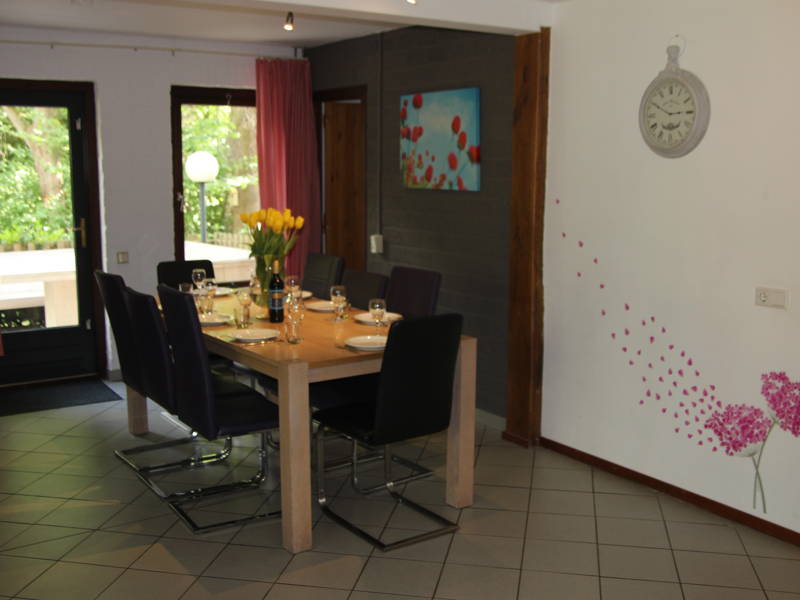 De prachtige eetkamer.