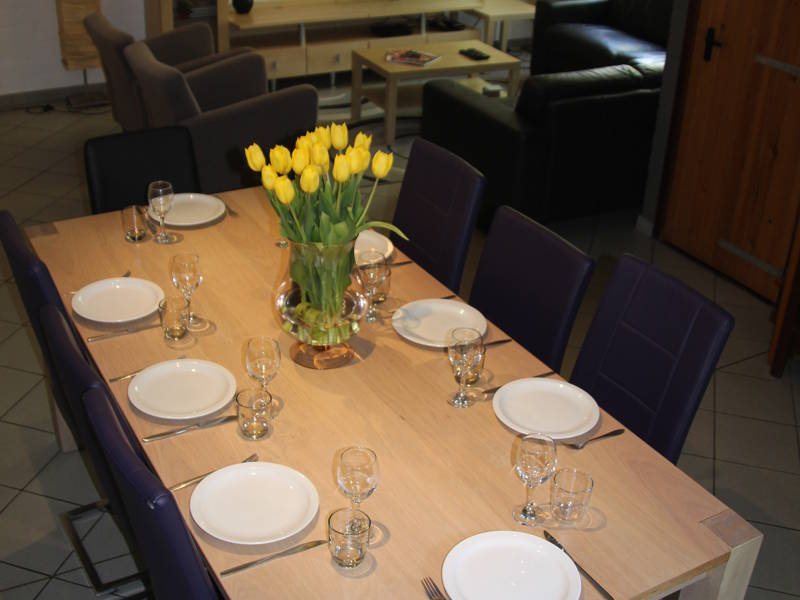 Een lange tafel in de eetruimte.
