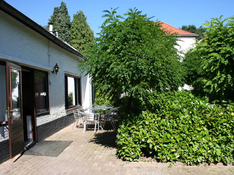 De tuin met meubels.