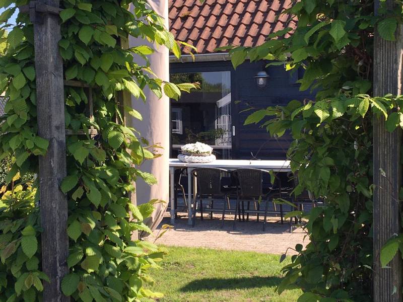 De schutting en poort van het verblijf.